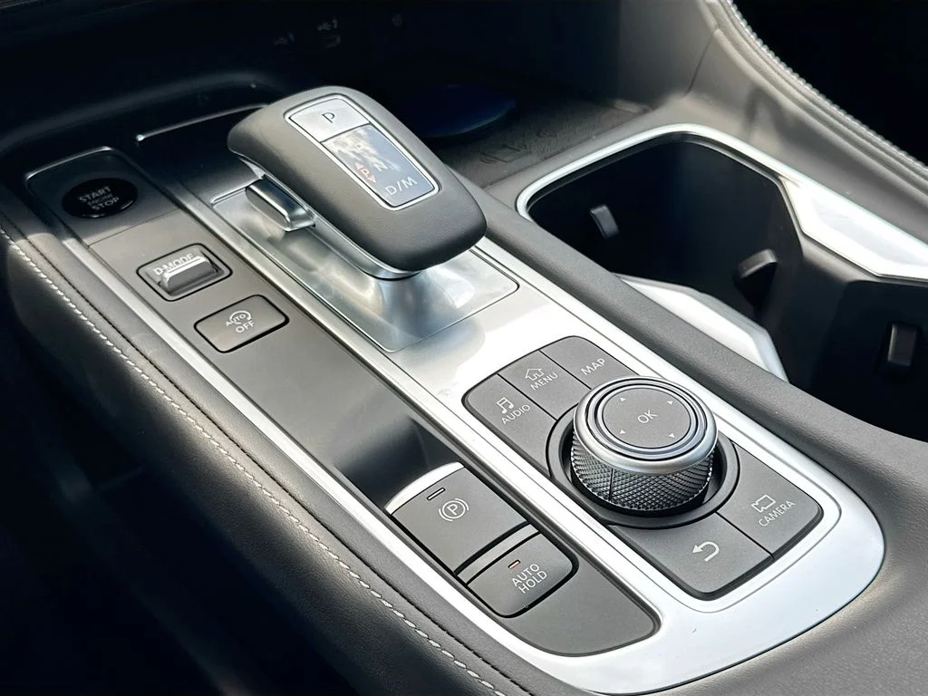New 2027 RADIANT WHITE INFINITI Pure FWD image 17