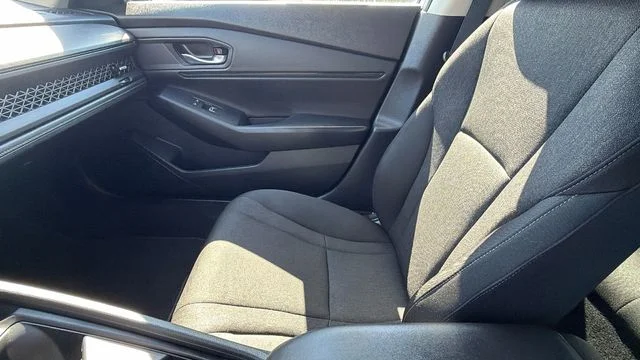 Used 2025 White Honda SE image 23