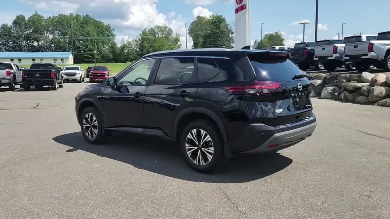 Used 2023  Nissan SV image 6