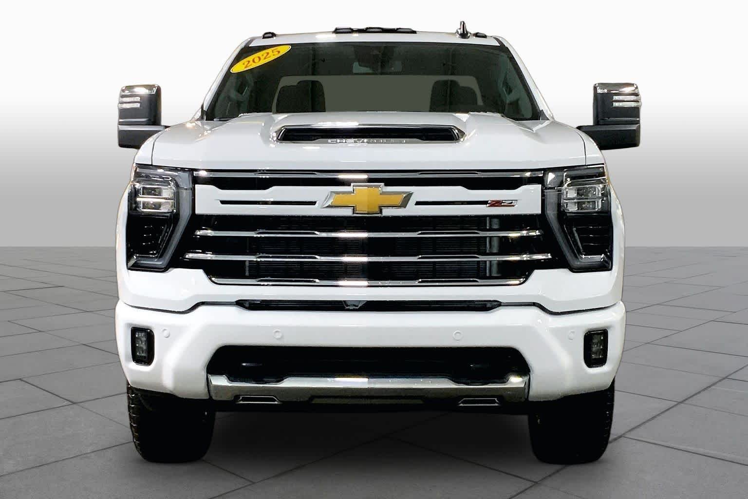 Used 2025 Summit White Chevrolet LT image 4
