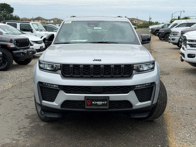 New 2026 Silver Zynith Exterior Paint Jeep Limited image 3