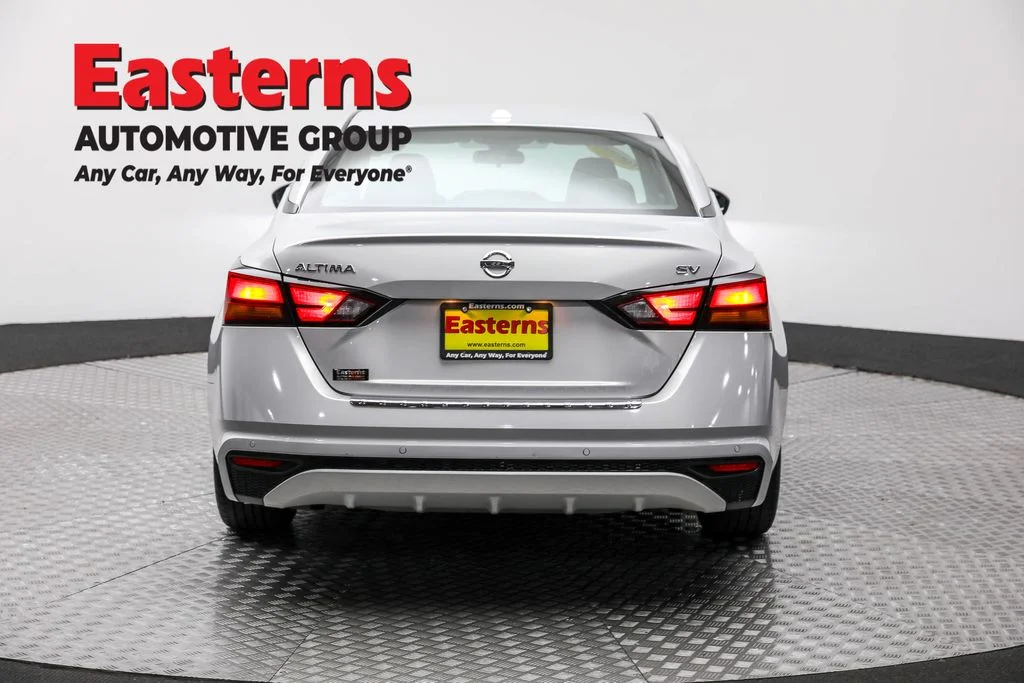 Used 2022 Silver Nissan 2.5 SV image 6