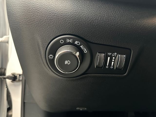 New 2026 Bright White Clear-Coat Exterior Paint Jeep Latitude image 22