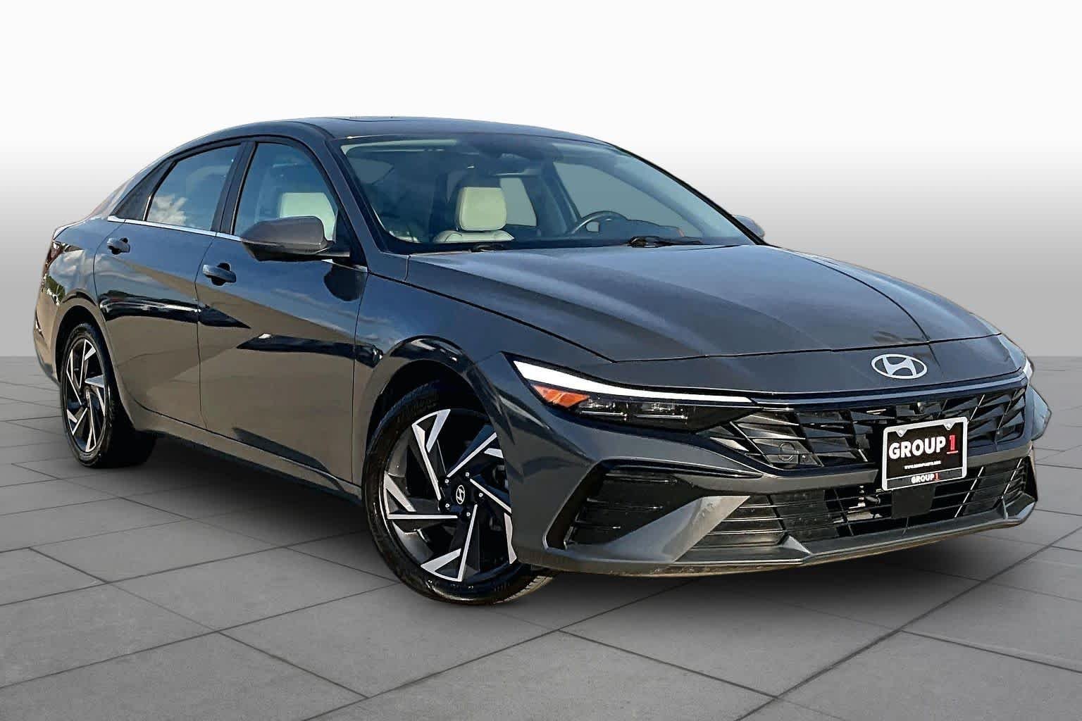 Used 2025 Ultimate Red Hyundai SEL Sport image 3