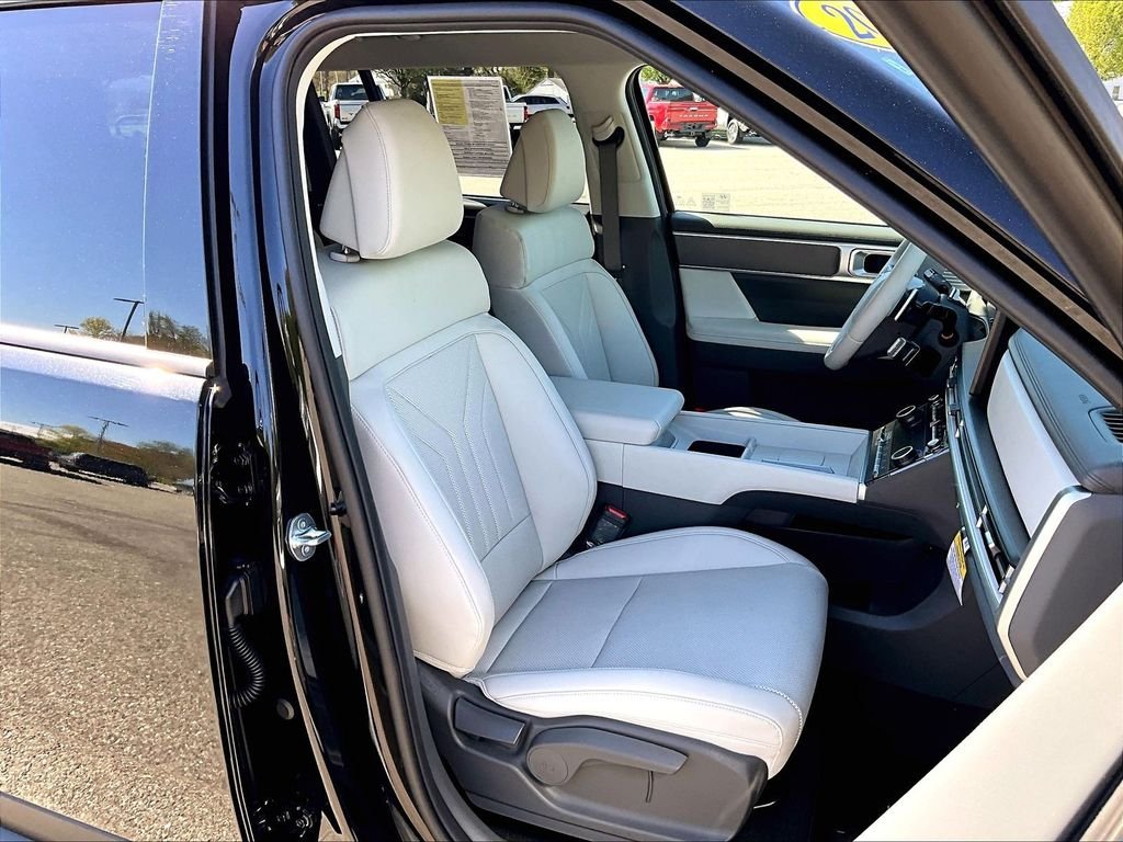 Used 2026 Phantom Black Hyundai SEL image 11