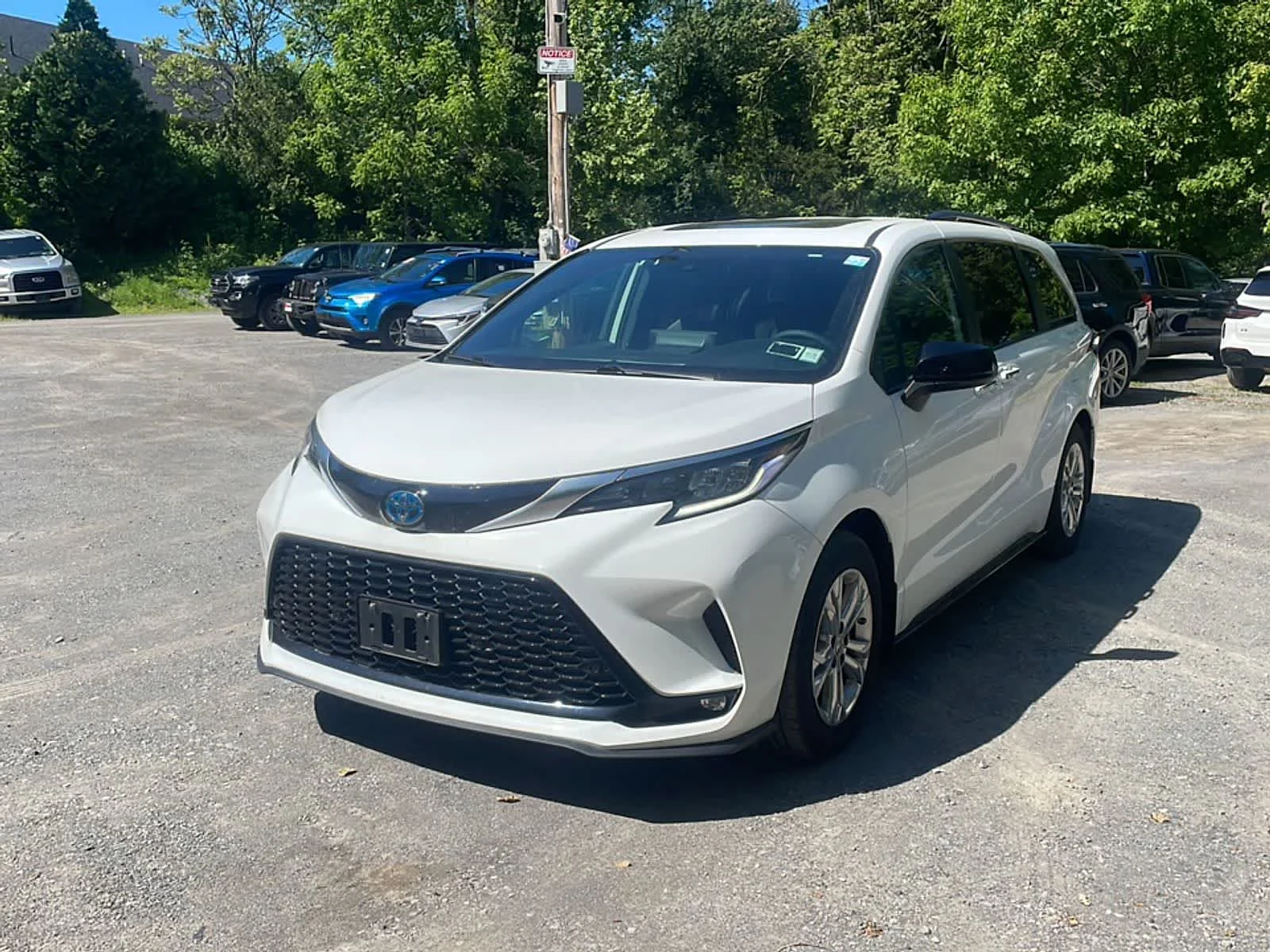 2023 Toyota Sienna XSE 7-Passenger Hybrid AWD's photo