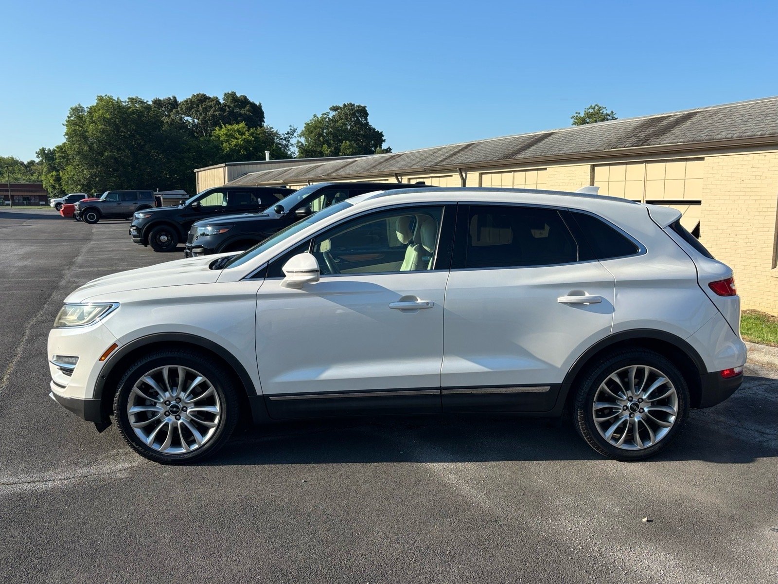 Used 2015 White Platinum Tri-Coat Metallic Lincoln Base image 4