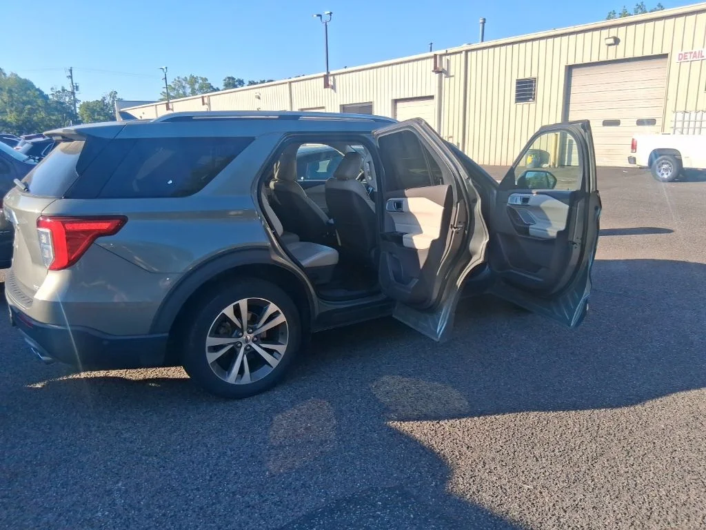 Used 2020 Green Ford Platinum image 16