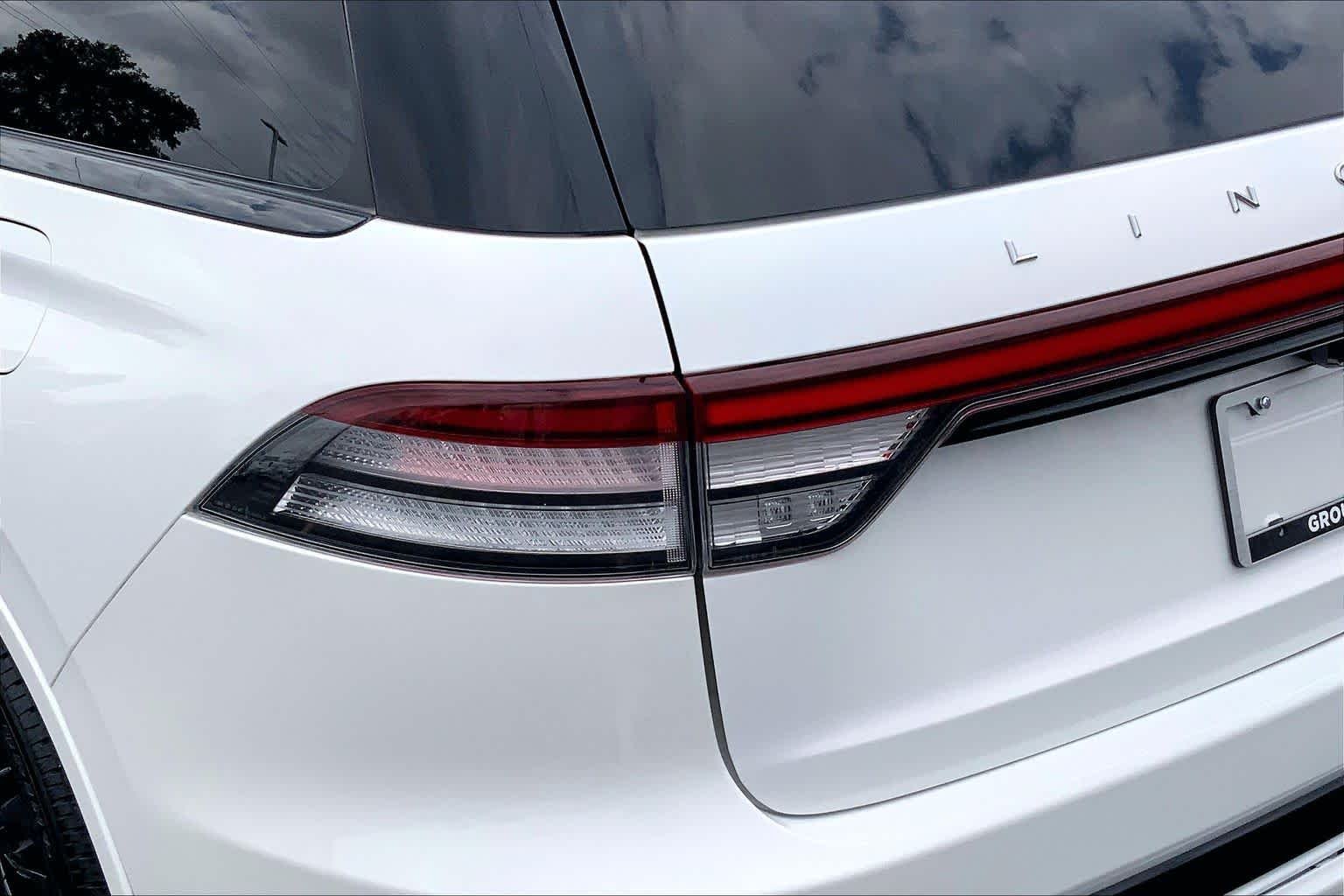 Used 2025 Pristine White Lincoln Reserve image 29