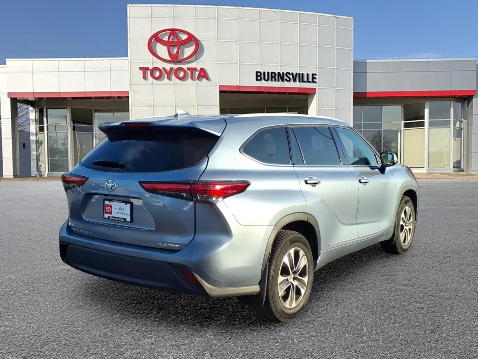 Certified Used 2022  Toyota XLE image 3