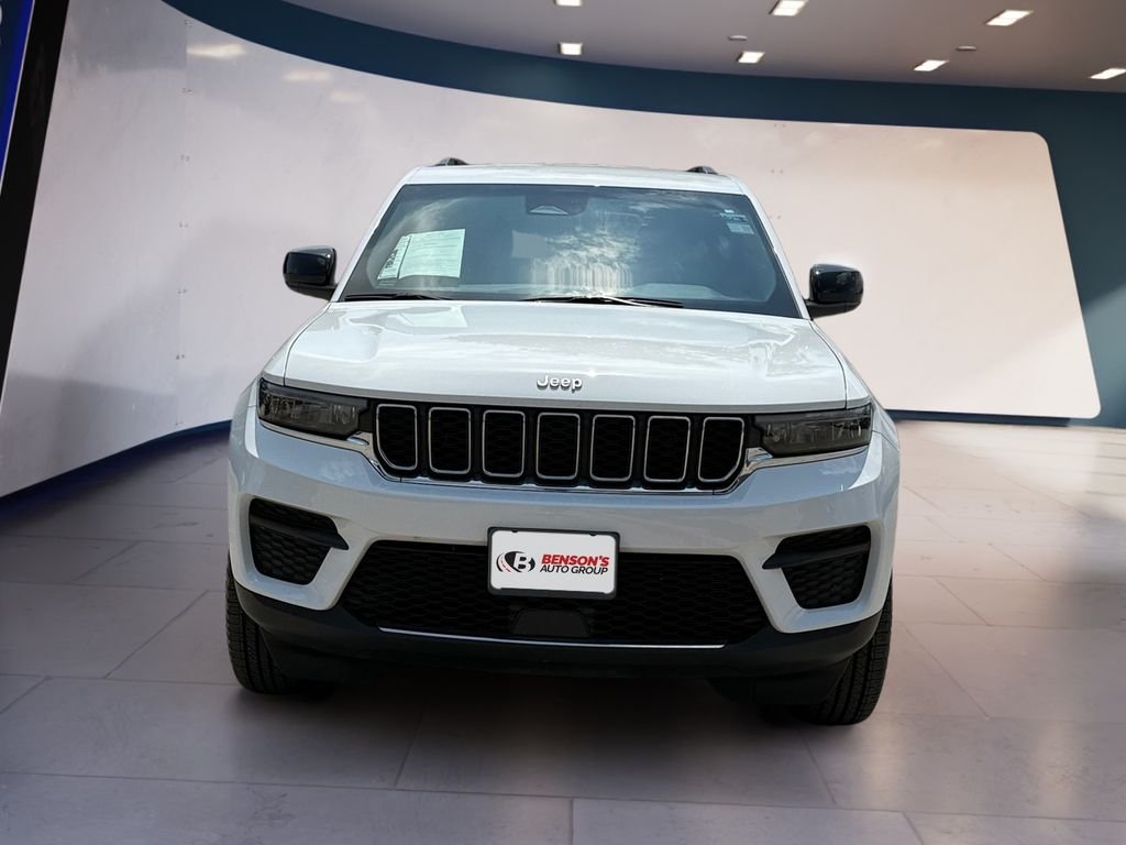 Used 2024 White Jeep Laredo image 8