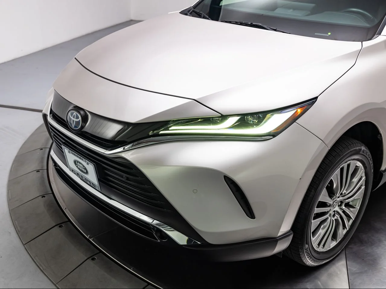 Used 2022 Titanium Glow Toyota XLE image 9