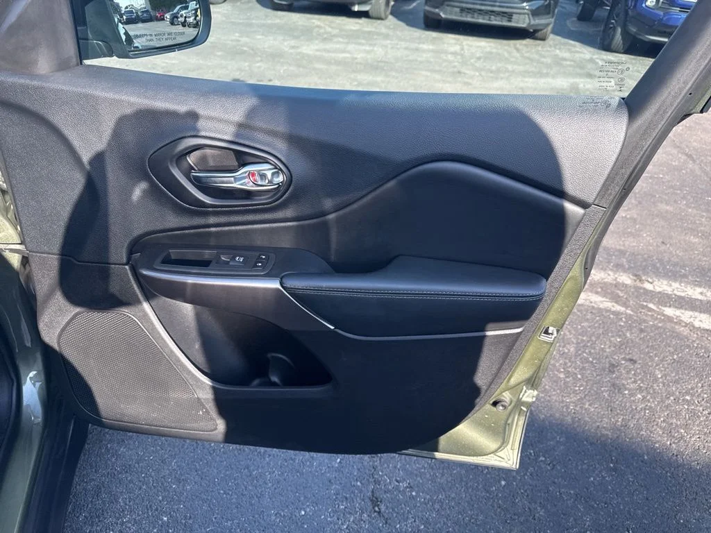 Used 2021 Green Jeep Latitude Lux image 33