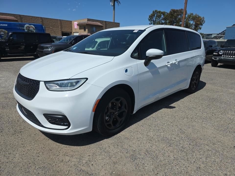Used 2023 White Chrysler Touring L image 5
