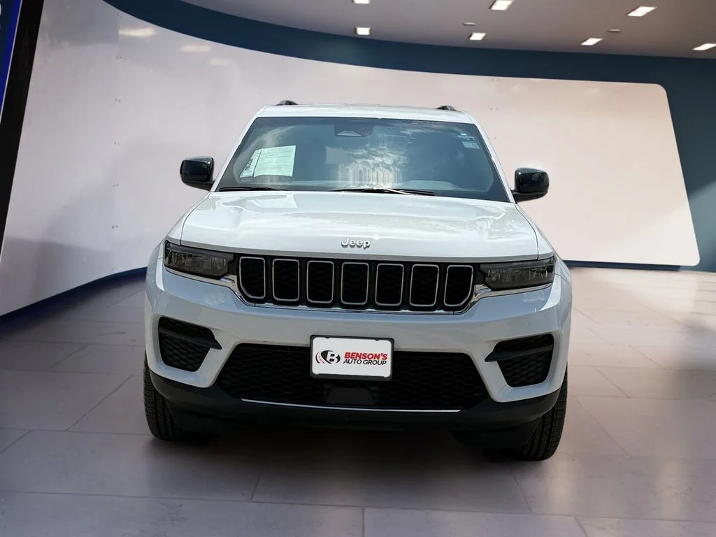 Used 2024 White Jeep Laredo image 8