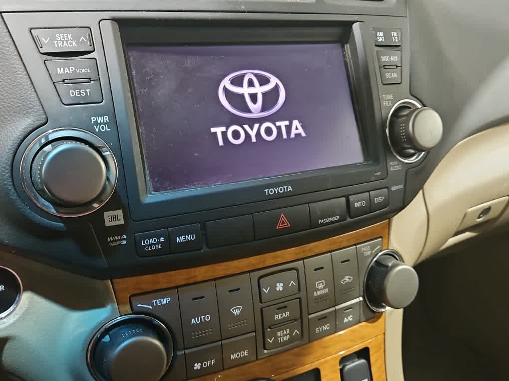 Used 2010 Cypress Pearl Toyota Limited w/3rd Row image 12