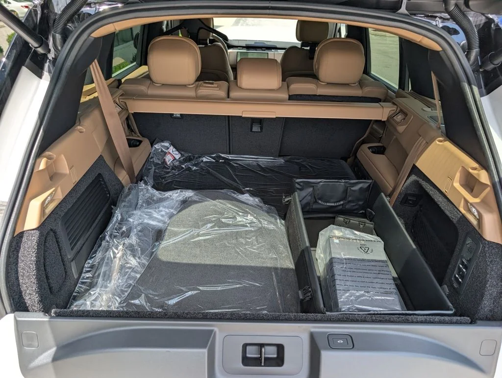 New 2026 Ostuni Pearl White Land Rover SE image 21