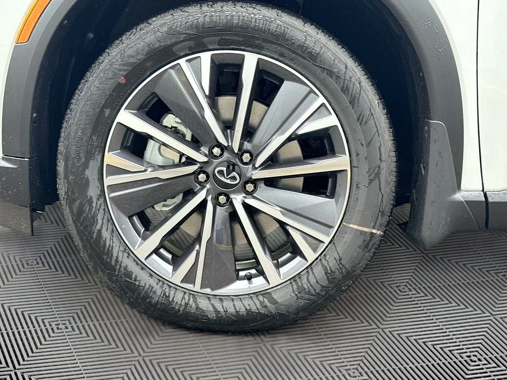 New 2027 RADIANT WHITE INFINITI Luxe FWD image 34