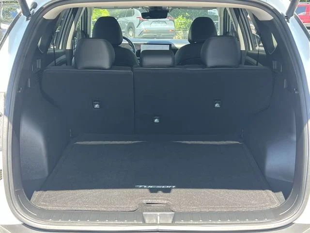 Used 2025 White Hyundai SEL Convenience image 40