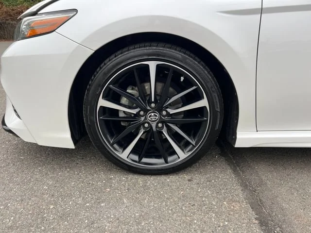 Used 2019 Wind Chill Pearl/Midnight Black Metallic Toyota XSE V6 image 28