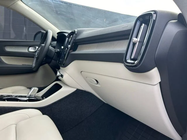 2024 Volvo XC40 Plus - Photo 18