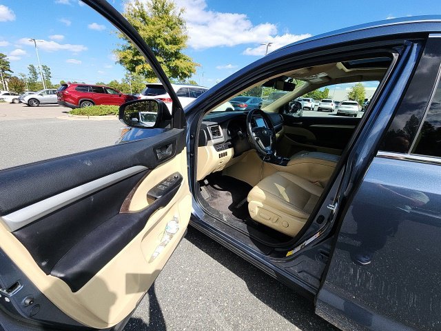 Used 2017 Blue Toyota XLE image 27
