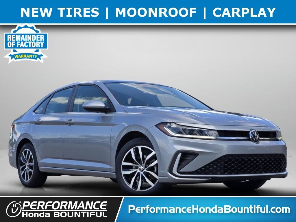 Used 2025 Pyrite Silver Metallic Volkswagen SE image 1