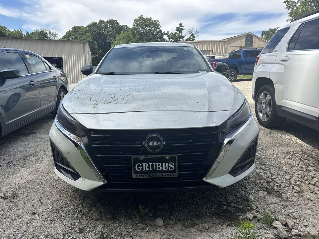 Used 2024 White Nissan 2.5 SV image 2