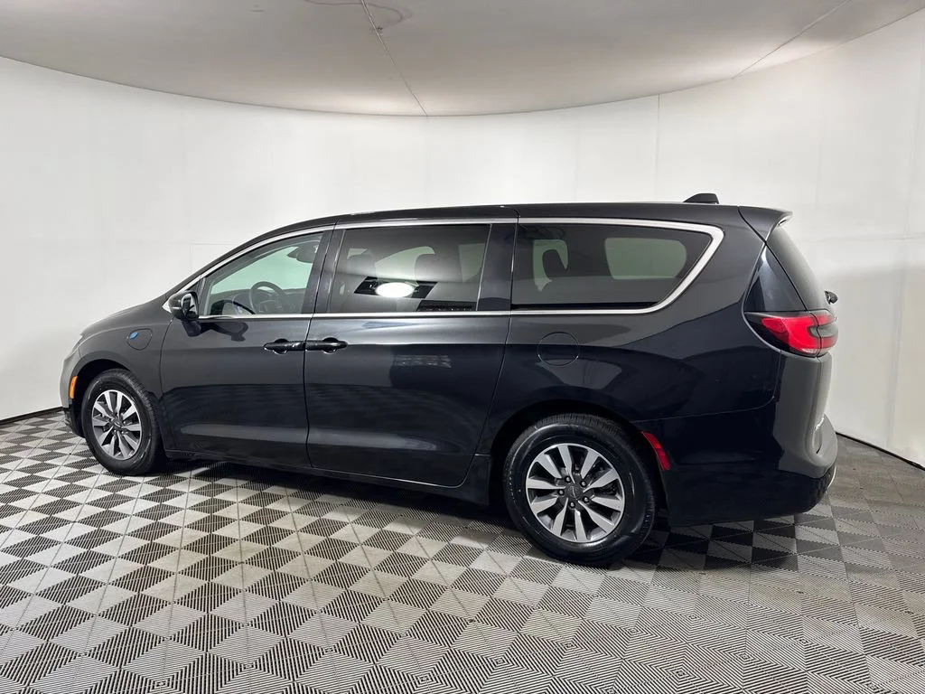 Used 2023 Black Chrysler Touring L image 11