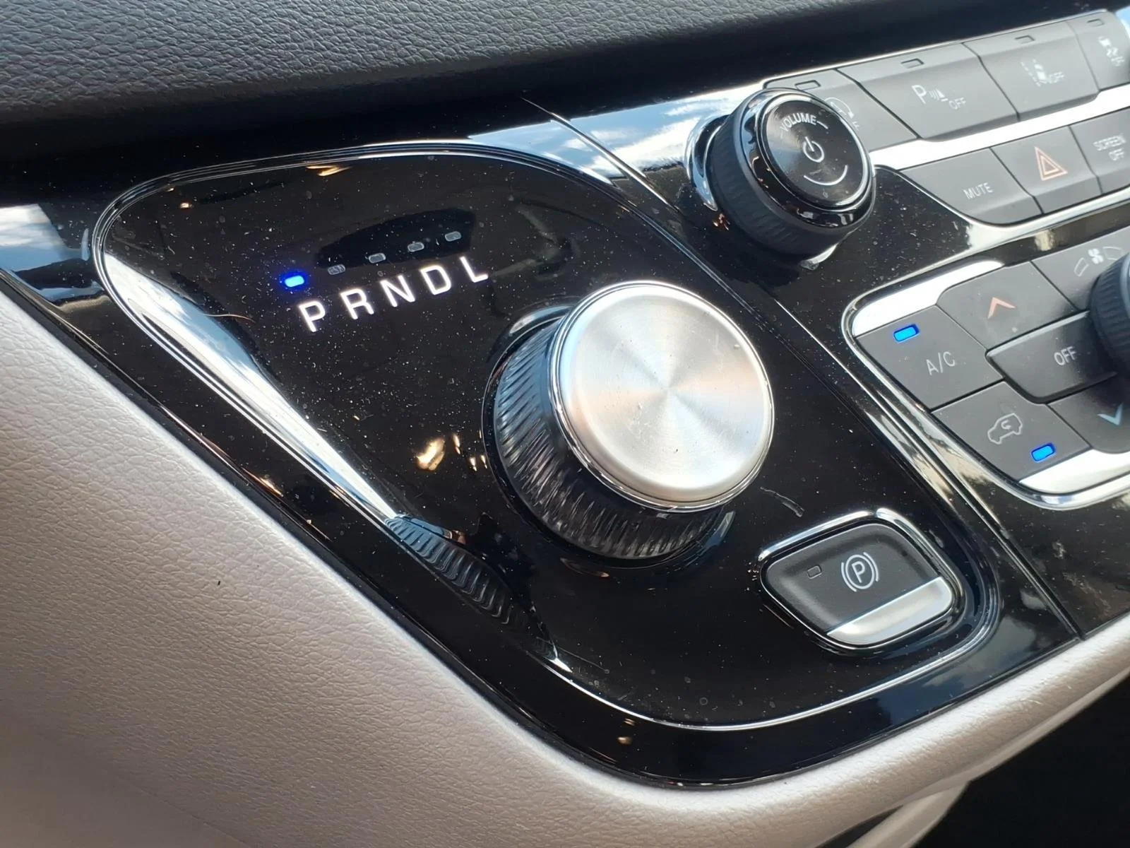Used 2024 Bright White Clearcoat Chrysler Touring L image 7