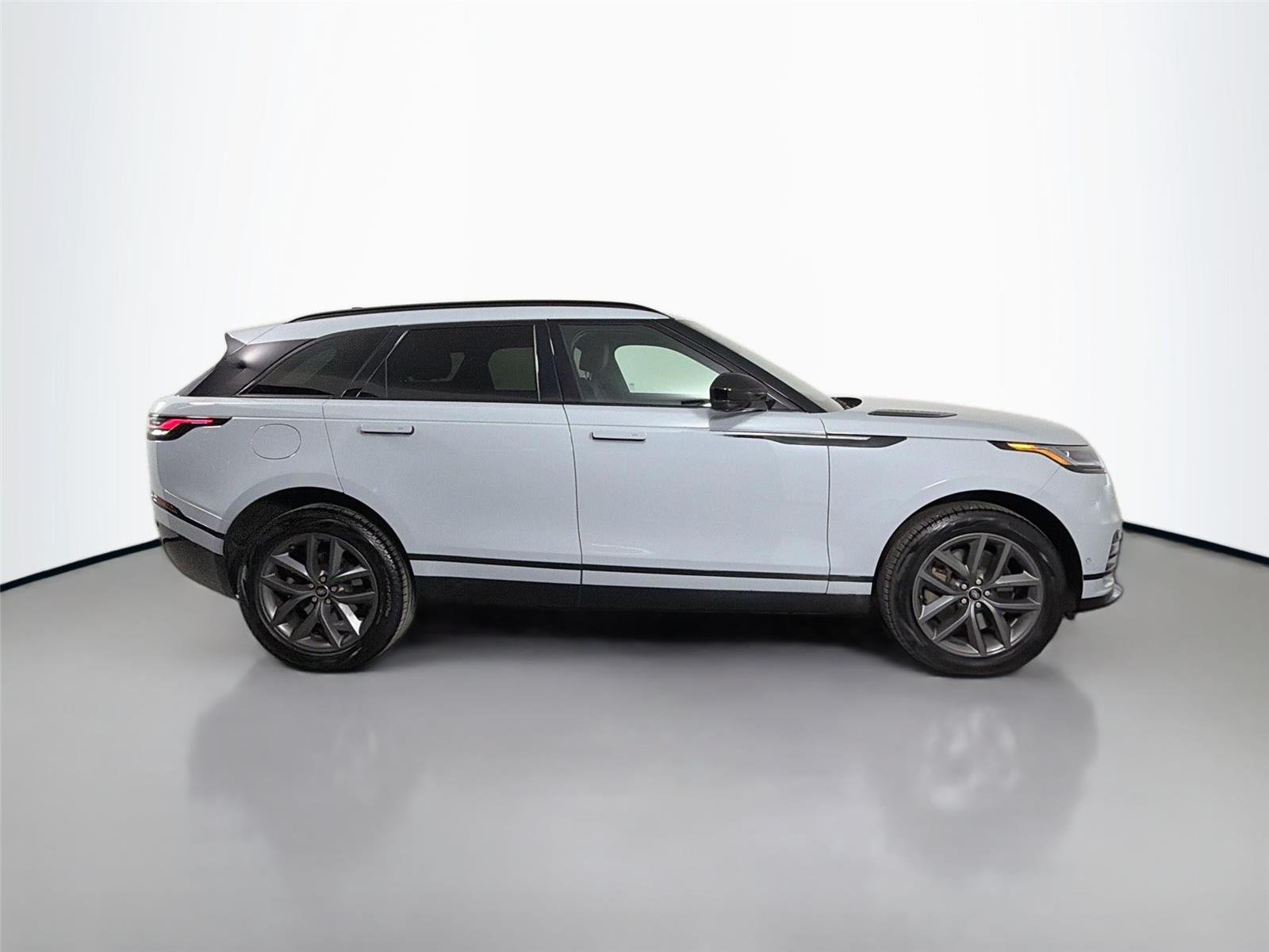 Used 2026 Arroios Grey Land Rover Dynamic SE image 4