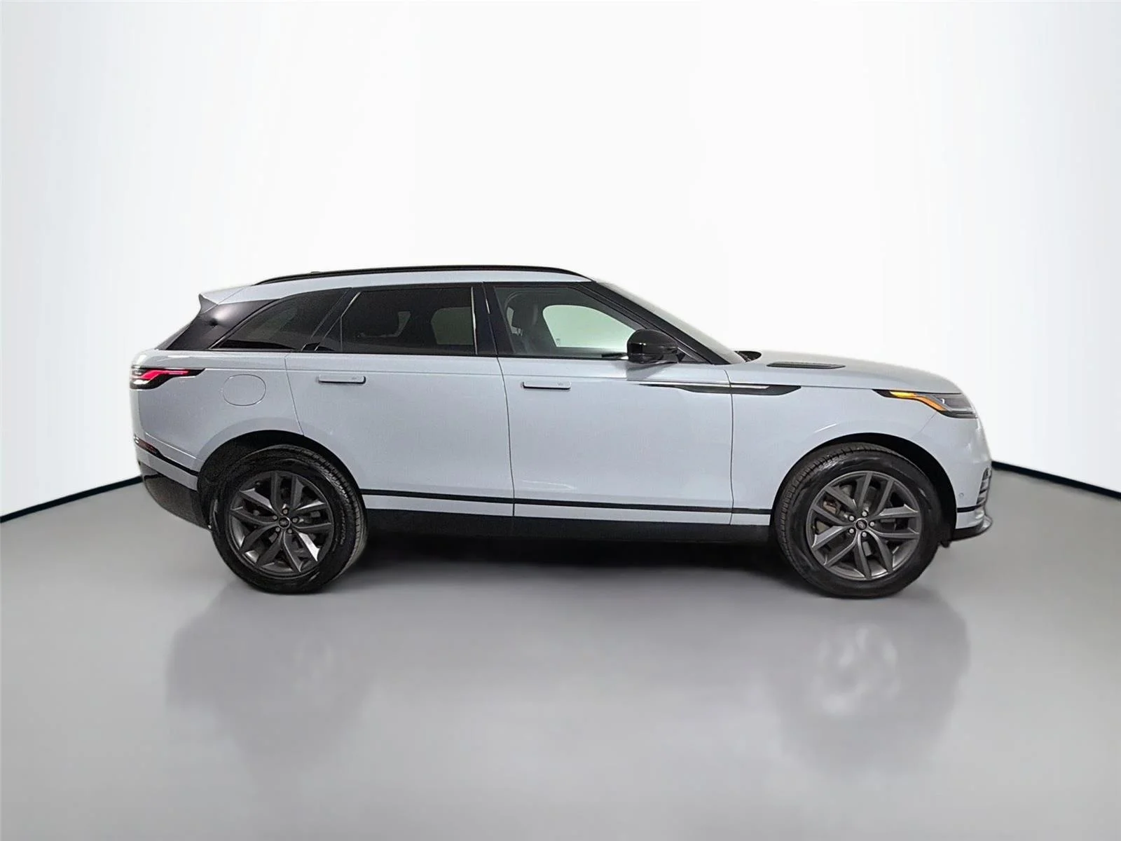 Used 2026 Arroios Grey Land Rover Dynamic SE image 4