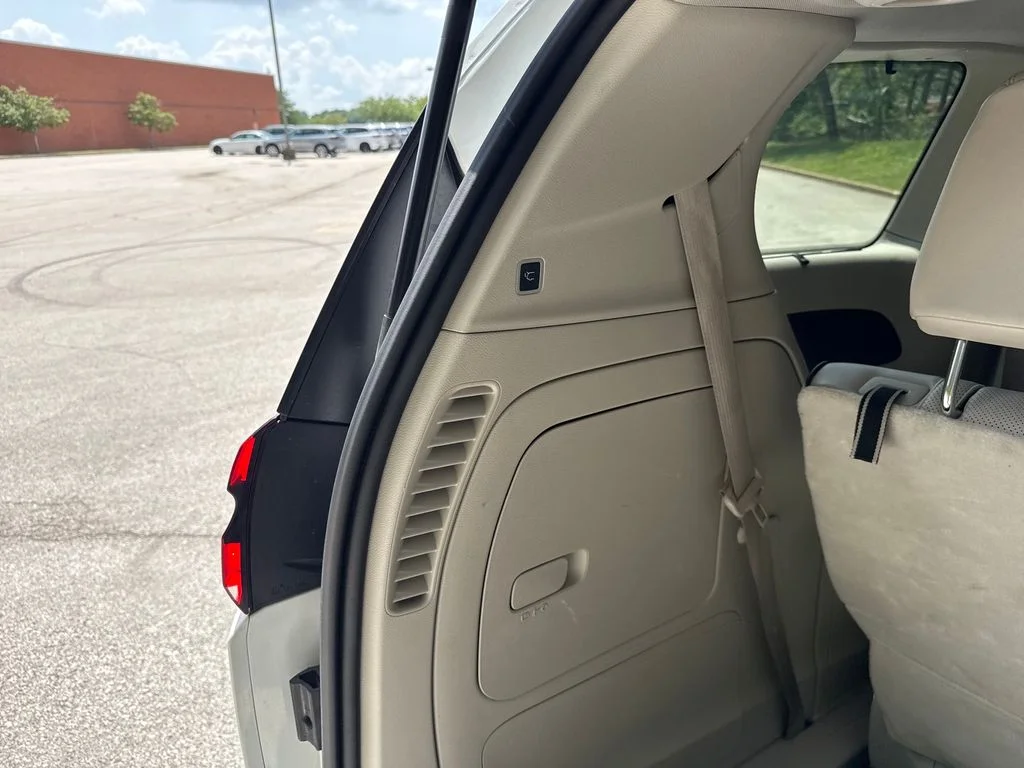 Used 2021 White Chrysler Limited image 29