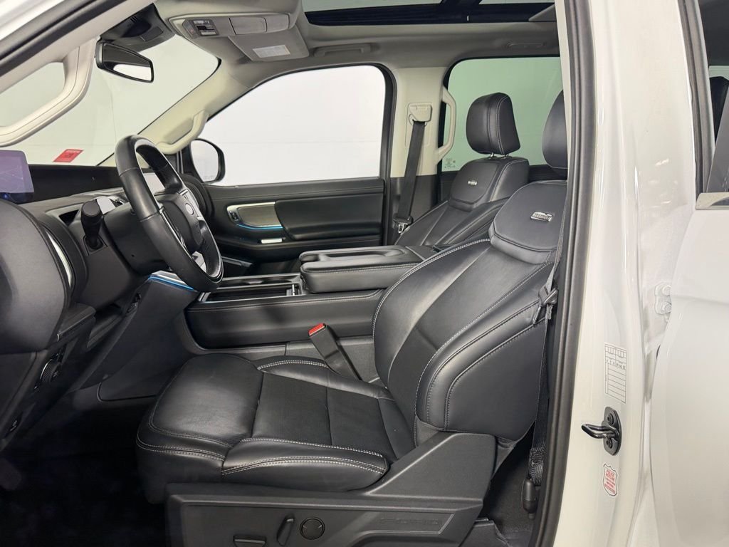 Used 2025 White Metallic Ford Platinum image 20
