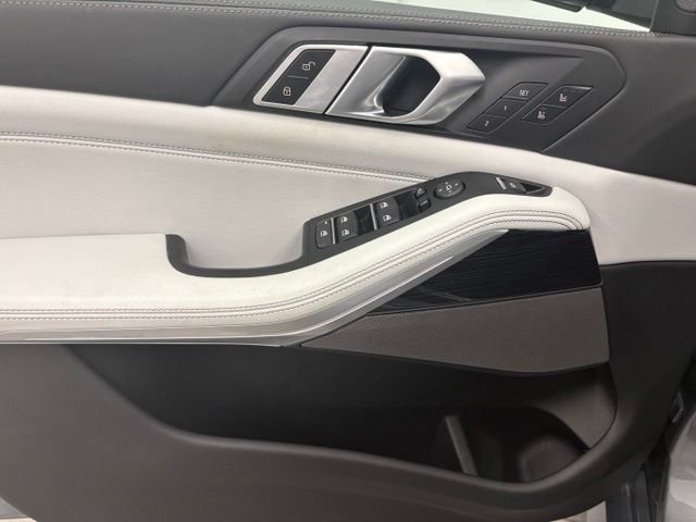 Used 2024 Gray BMW xDrive40i image 14