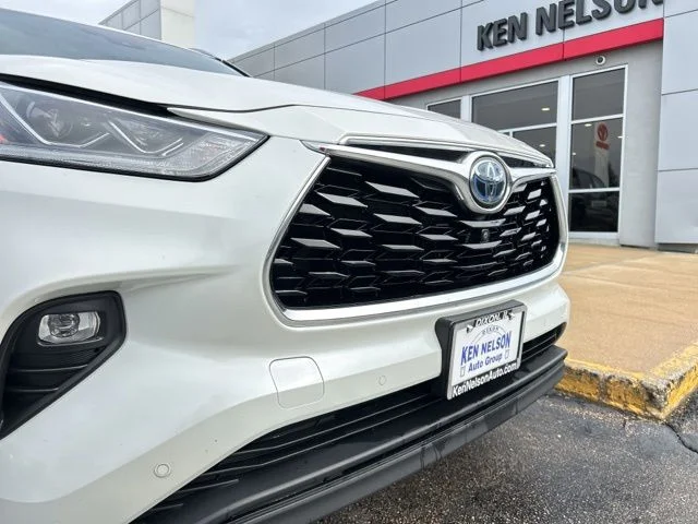 Used 2021 White Toyota Limited image 4