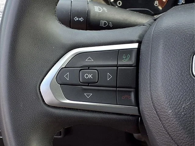 Used 2024  Jeep Latitude image 13