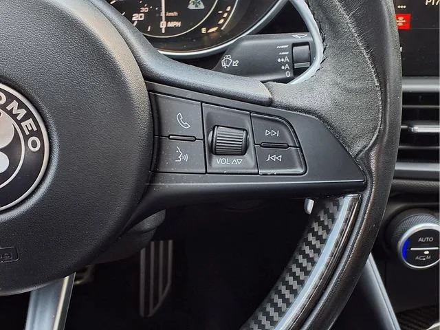 Used 2018  Alfa Romeo  image 11