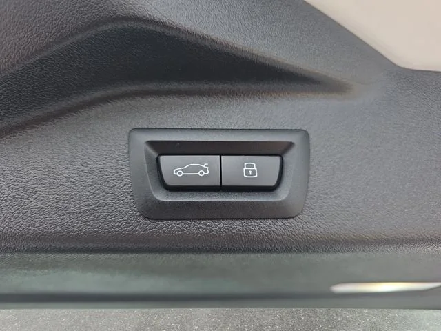 Used 2025 White Metallic BMW xDrive40i image 14