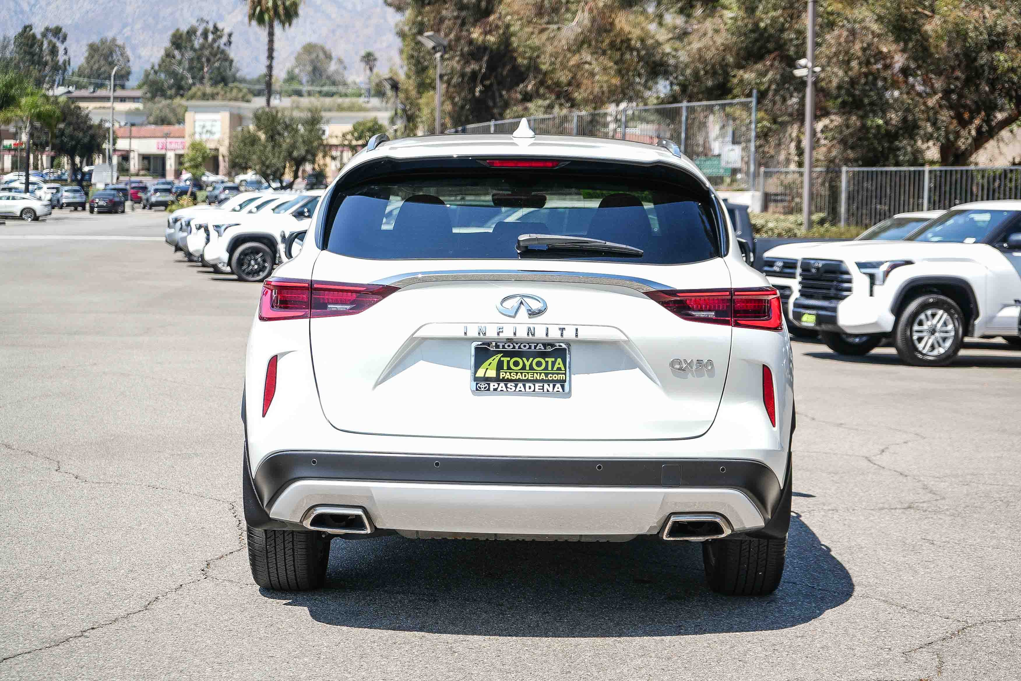 Used 2024 RADIANT WHITE INFINITI LUXE image 7