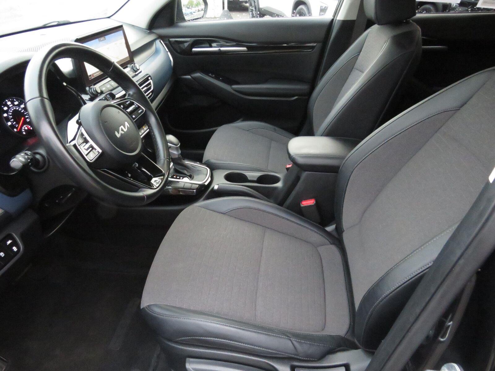 Used 2022 Cherry Black Kia S image 19