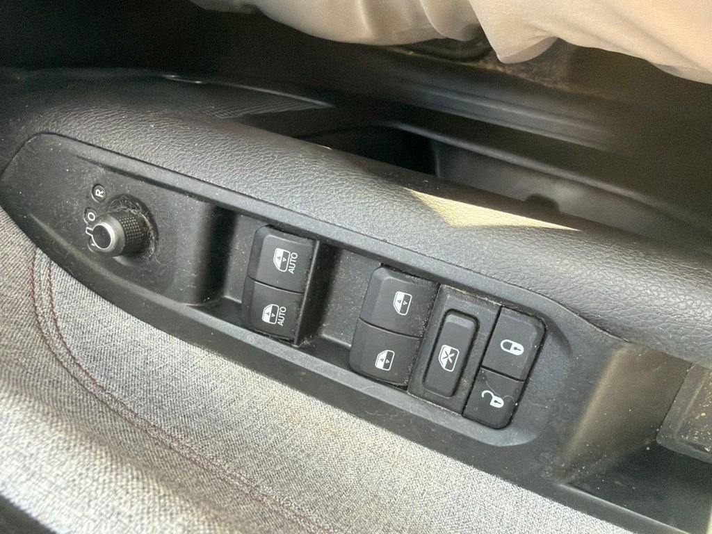 Used 2022 Silver Jeep Latitude Lux image 17