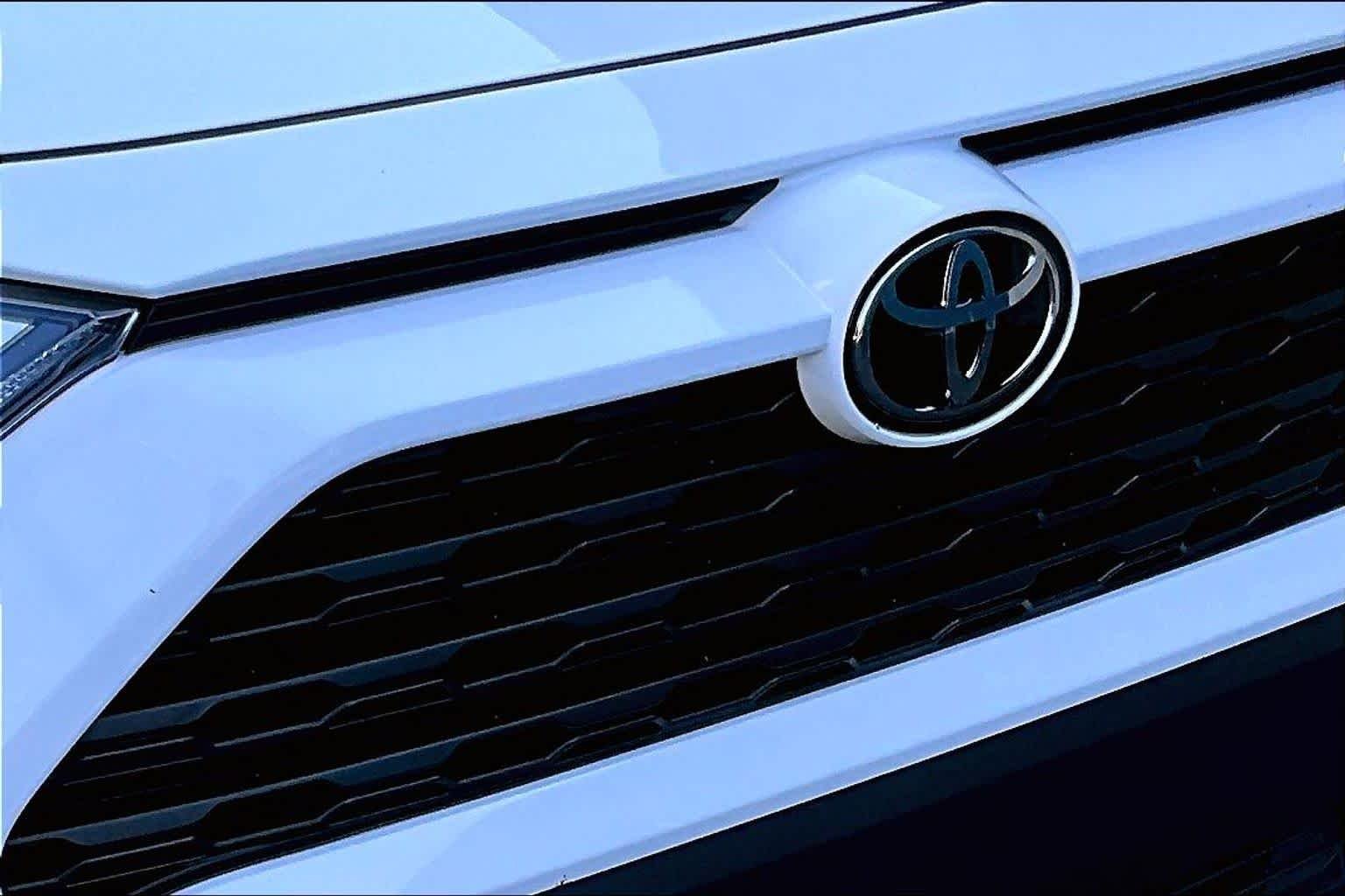 Used 2025 Ice Cap Toyota XLE image 30