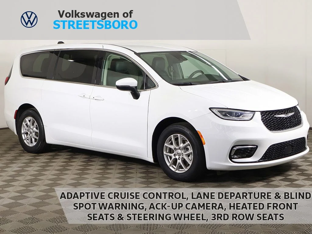 2023 Chrysler Pacifica Touring L's photo