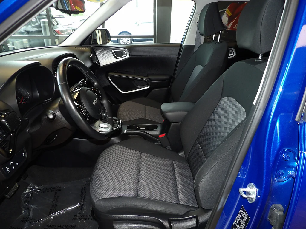 Used 2022 Neptune Blue/Cherry Black Kia X-Line image 25