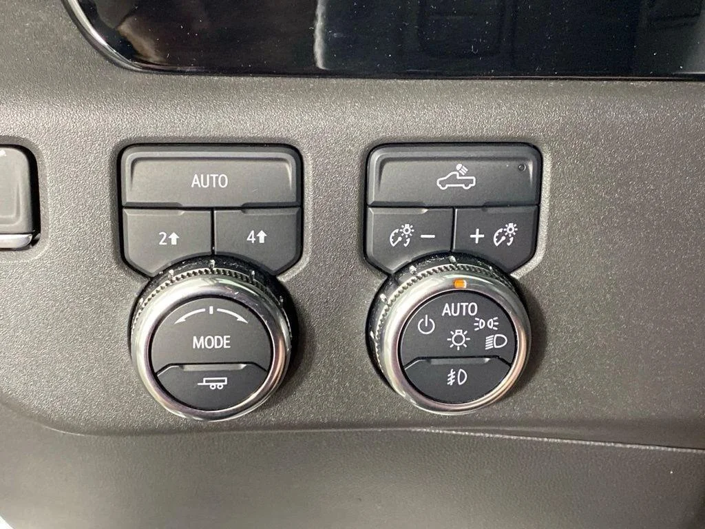 Used 2024 Summit White GMC Elevation image 17