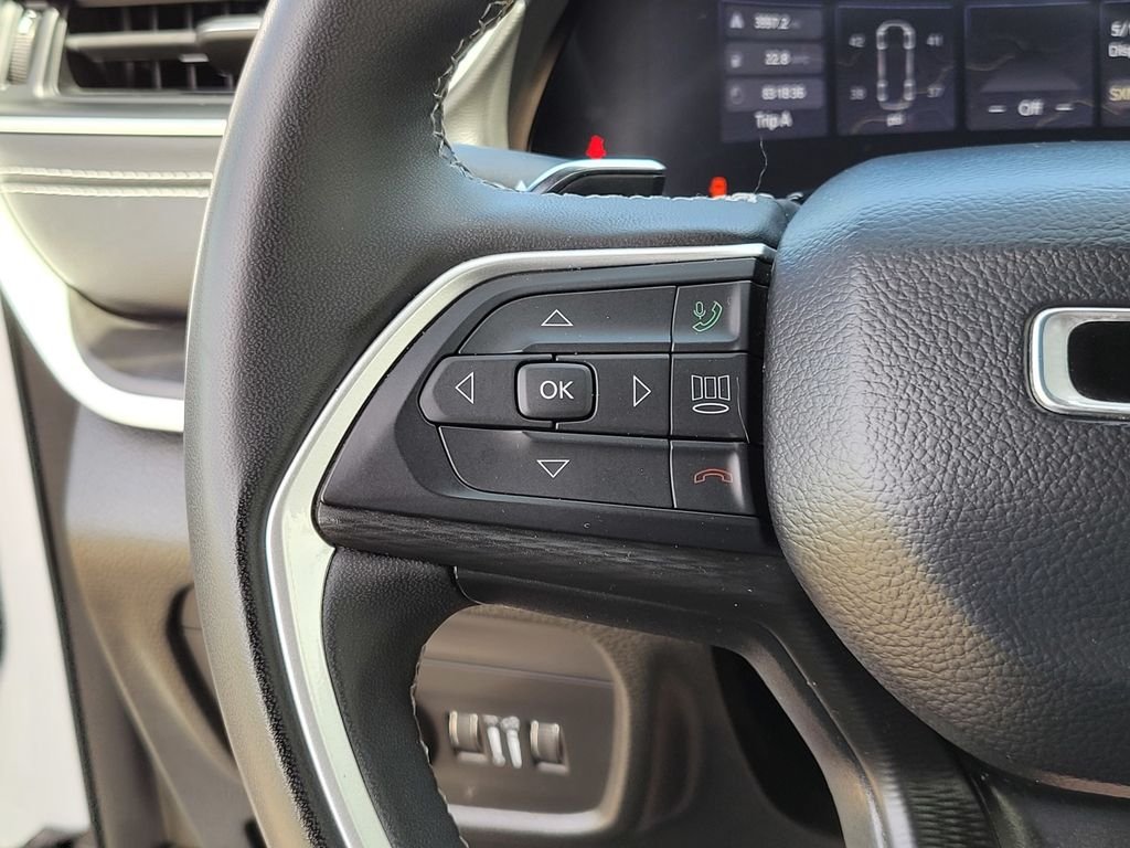 Used 2024 White Jeep Altitude image 25