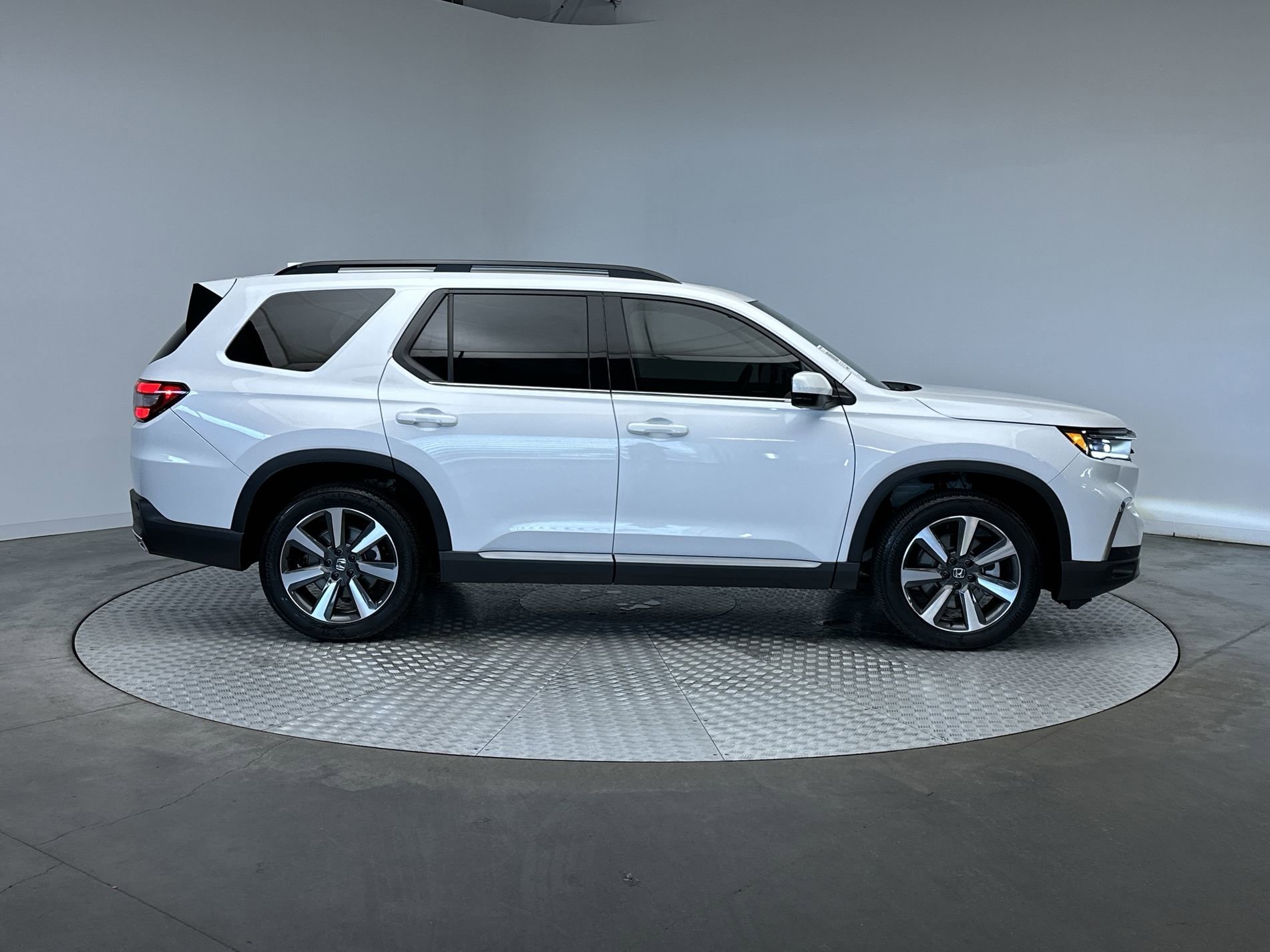 Used 2023 Platinum White Pearl Honda Touring image 10