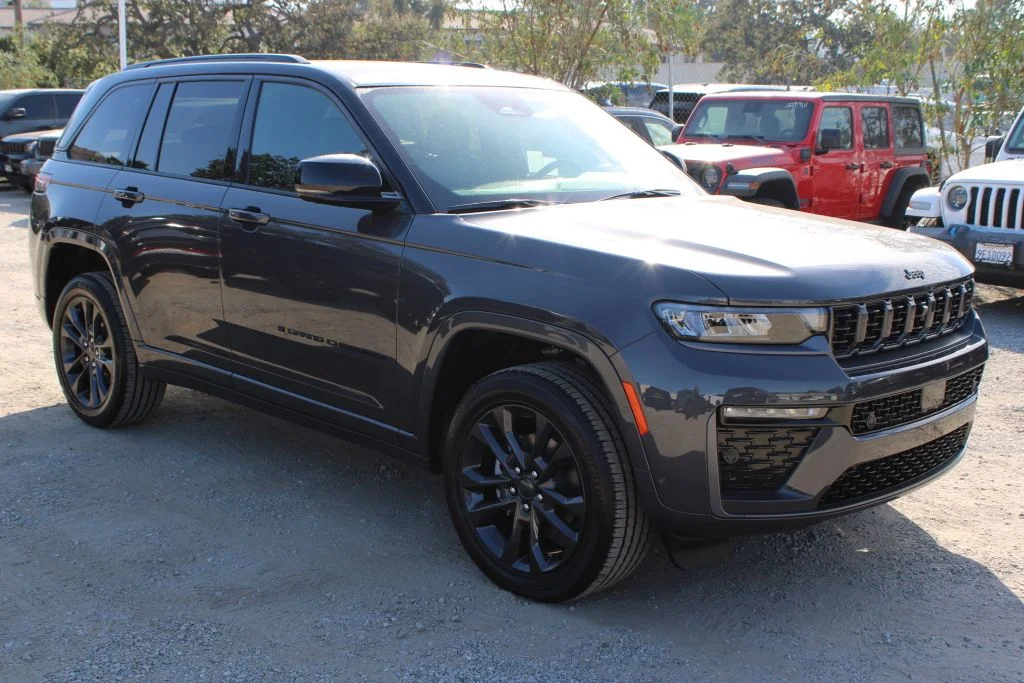 New 2026 Baltic Gray Metallic Clearcoat Jeep Limited Reserve image 3