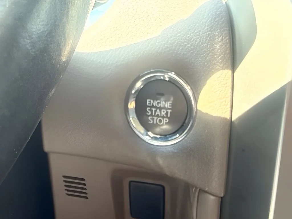 Used 2019 White Lexus 460 image 23